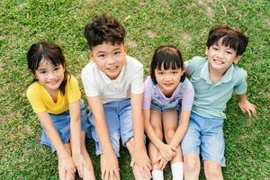 groep van schattig Aziatisch kinderen hebben pret in de park foto