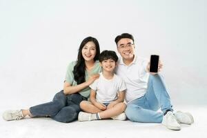 een familie poseren Aan een wit achtergrond foto