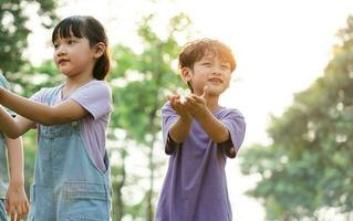 groep beeld van schattig Aziatisch kinderen spelen in de park foto