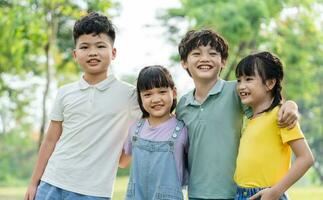 groep van schattig Aziatisch kinderen hebben pret in de park foto