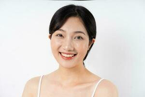 mooi Aziatisch vrouw portret Aan wit achtergrond foto