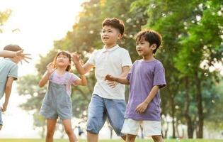 groep beeld van schattig Aziatisch kinderen spelen in de park foto