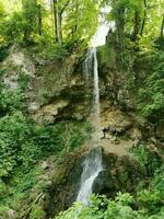 een groot waterval in een Woud in lillafured foto