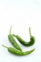 groene chili peper geïsoleerd op witte achtergrond foto
