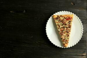 groot plak rundvlees pizza met tomaat saus en mayonaise foto