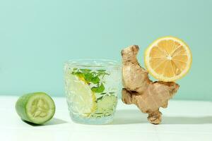 sassi water. ontgiften drinken met citroen, komkommer, gember, en munt blad foto