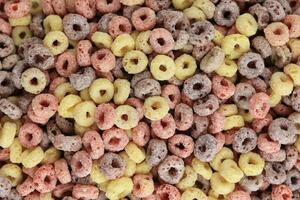 voedsel achtergrond van kleurrijk ontbijtgranen ring fruit loops foto