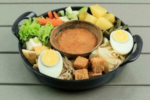 gado gado, Indonesisch traditioneel mengen groente salade met pinda dressing foto