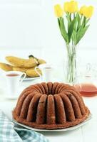 banaan bundt taart met thee voor thee tijd foto