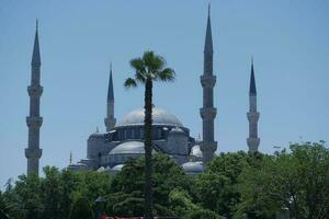 blauw moskee in Istanbul tegen blauw lucht . foto