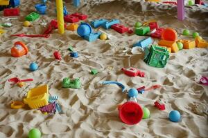 zand en kleurrijk speelgoed in een speelplaats binnenshuis. foto
