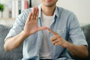 gelukkig jong doof Mens gebruik makend van teken taal naar communiceren met andere mensen. foto