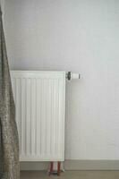 wit radiator Aan grijs wit muur. appartement verwarming installatie systeem, foto