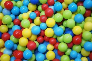 kleurrijke ballen in een kinderbinnenspeeltuin foto