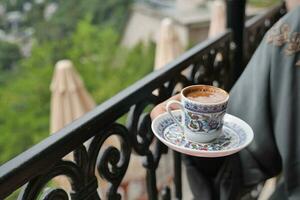 Dames Holding een een kop van Turks koffie foto