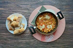 Turks menemen omelet in een frituren pan. . foto