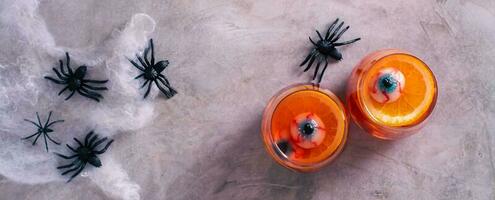 halloween fruit bloed cocktail met ogen en oranje in bril top visie web banier foto