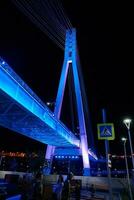 mooi visie van de verlichte brug van geliefden over- de toer rivier- Bij schemering, tyumen, Rusland foto