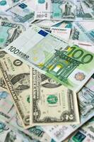 achtergrond van papier rekeningen dollar, euro en roebels. valuta uitwisseling tarief foto
