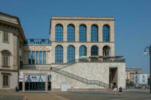 buitenkant van de museo del novecento in Milaan met de trappenhuis leidend omhoog naar de museum foto