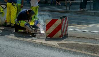 arbeider lassen de tram rails foto