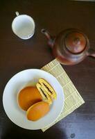 dorayaki. Japans Boon Plakken pannenkoek Aan een wit achtergrond. dorayaki is een taart dat komt van Japan foto