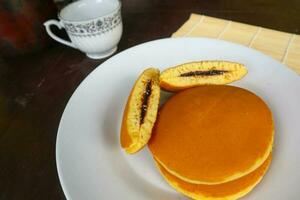 dorayaki. Japans Boon Plakken pannenkoek Aan een wit achtergrond. dorayaki is een taart dat komt van Japan foto