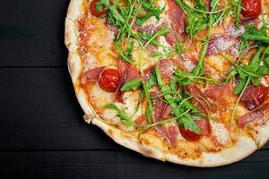 Italiaans pizza. prosciutto di Parma. top visie, overhead foto