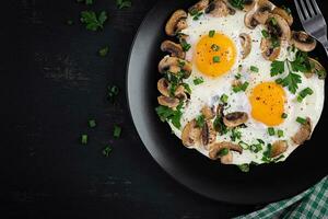gebakken ei, champignons en spinazie. keto, paleo ontbijt. top visie, kopiëren ruimte foto
