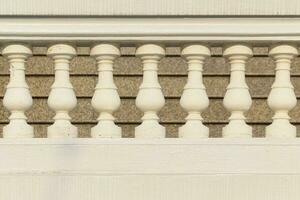 wit stucwerk balustrade, marmeren trappenhuis dat is uit van focus. foto