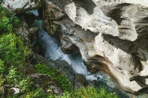 watergesneden rots Ravijn foto