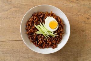 Koreaanse instant noedels met zwarte bonensaus of jajangmyeon of jjajangmyeon foto