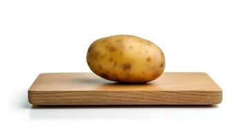 foto van aardappel geïsoleerd Aan houten bord geïsoleerd Aan wit achtergrond
