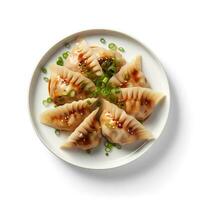 foto van gyoza Aan bord geïsoleerd Aan wit achtergrond. gemaakt door generatief ai