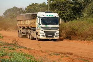 aporie, goias, Brazilië - 05 07 2023 aanhangwagen vrachtauto met aanhangwagen voor vervoeren graan foto