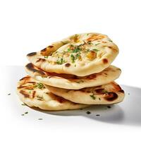 Indisch naan brood met knoflook en boter, pita brood Aan een wit achtergrond. foto