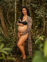 zwanger vrouw poseren in natuur foto