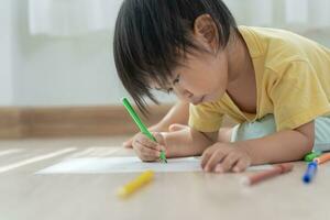 gelukkig Azië kinderen spelen aan het leren verf Aan papier. werkzaamheid, ontwikkeling, iq, gelijk, meditatie, brein, spieren, essentieel vaardigheden, familie hebben pret uitgeven tijd samen. vakantie foto