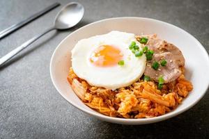 kimchi gebakken rijst met gebakken ei en varkensvlees foto