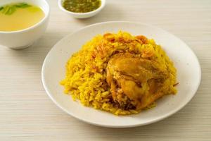 kip biryani of kerrie rijst en kip - thai-moslim versie van Indiase biryani, met geurige gele rijst en kip foto