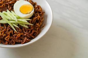 Koreaanse instant noedels met zwarte bonensaus of jajangmyeon of jjajangmyeon foto