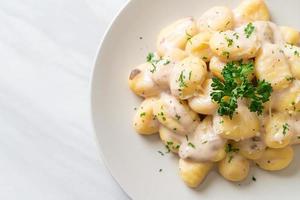 gnocchi met champignonroomsaus en kaas foto