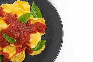 ravioli met tomatensaus en basilicum foto