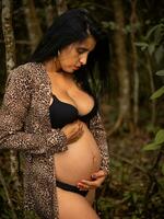 zwanger vrouw poseren in natuur foto