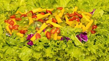 voedsel geserveerd salade met sla bladeren foto
