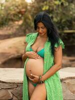 zwangere vrouw die haar buik houdt foto