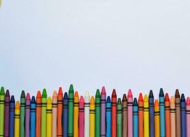 gekleurde potloden en pastel kleuren voor school- achtergrond foto