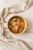 zure soep van tamarindepasta met garnalen en groenteomelet foto