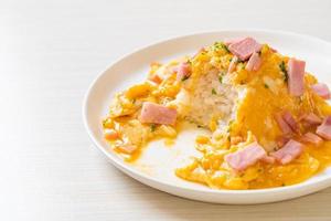 romige omelet met ham op rijst foto