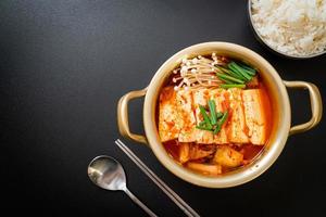 kimchi soep met zachte tofu of koreaanse kimchi stoofpot foto